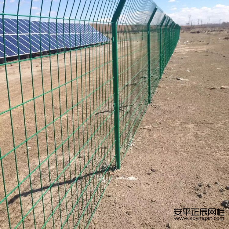 http://www.jiledao111.cn光伏場區圍欄網