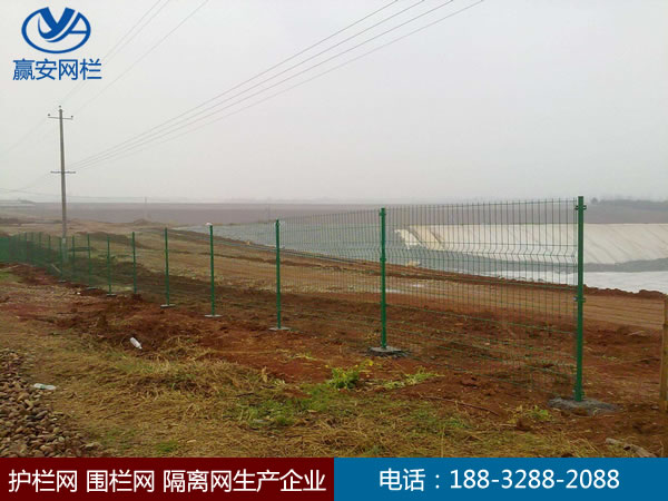 鐵絲網圍欄