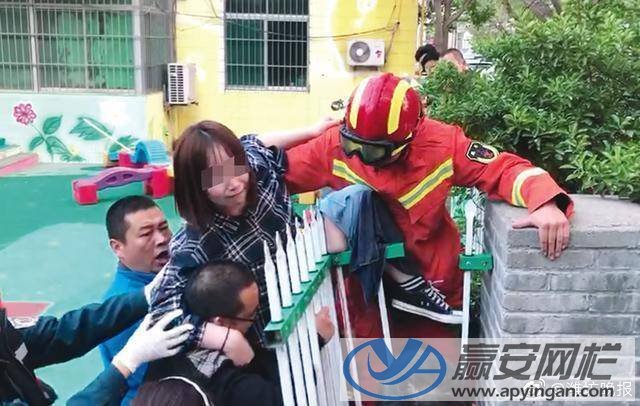 女子翻越護欄
